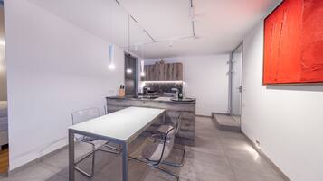 Luxury-Apartment | Essbereich im Zimmer