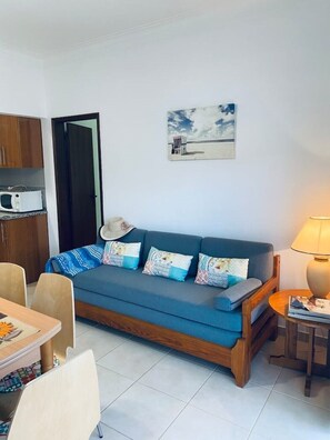 Smart TV, offices - Bright holiday apartment with pool (Portimão)