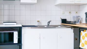 Een koelkast, een microgolfoven, een koffiezetapparaat/waterkoker