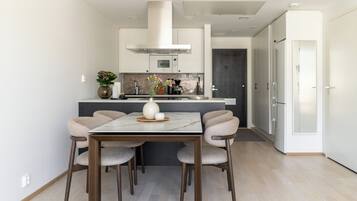 Departamento | Cocina privada | Refrigerador con congelador, microondas, horno y parrilla de estufa