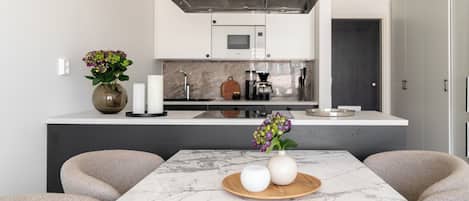 Apartamento | Cozinha privada | Geladeira grande, micro-ondas, fogão, cooktop