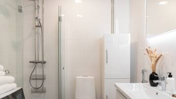 Huoneisto | Kylpyhuone | Suihku, hiustenkuivaaja, pyyhkeet