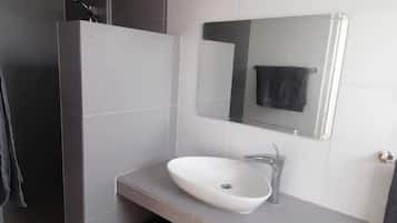 Ducha, toallas, jabón y papel higiénico
