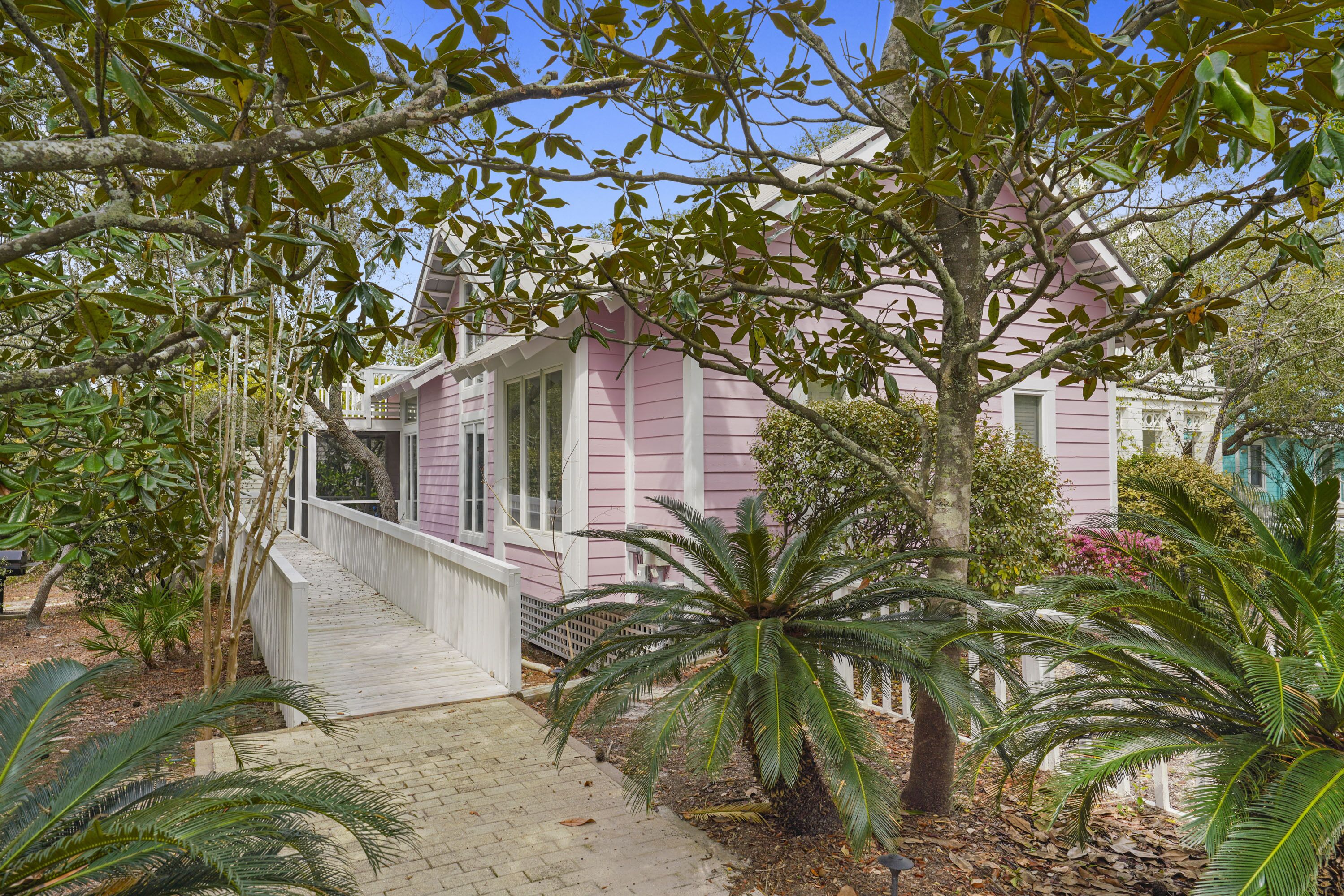 JUST 1 MINUTE TO BEACH ACCESS IN SEASIDE PROPER - Bridgeport, New!
