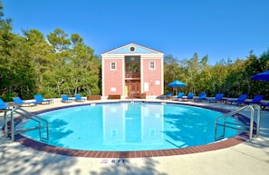 A heated pool - Just 1 Minute to Beach Access in Seaside, Bonus Living Area + 2 Adult Bikes! (Santa Rosa Beach)