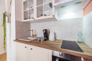 Fridge, oven, coffee/tea maker, cookware/dishes/utensils