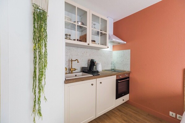 Kühlschrank, Wasserkocher mit Kaffee-/Teezubehör