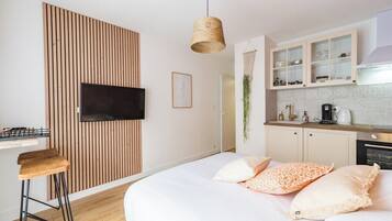 Een strijkplank/strijkijzer, wifi, beddengoed