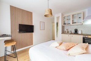 Tabla de planchar con plancha, wifi, ropa de cama