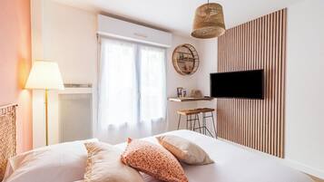 Een strijkplank/strijkijzer, wifi, beddengoed