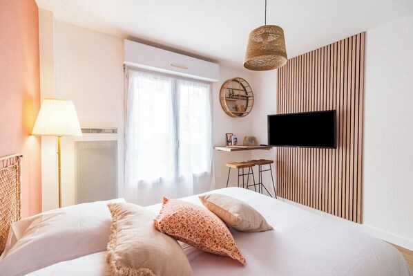 Tabla de planchar con plancha, wifi, ropa de cama