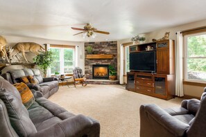 Älytelevisio, takka, DVD-soitin, pöytäjalkapallopöytä