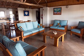 Villa familiar, vista parcial al océano | Área de sala de estar