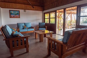 Villa familiar, vista parcial al océano | Área de sala de estar