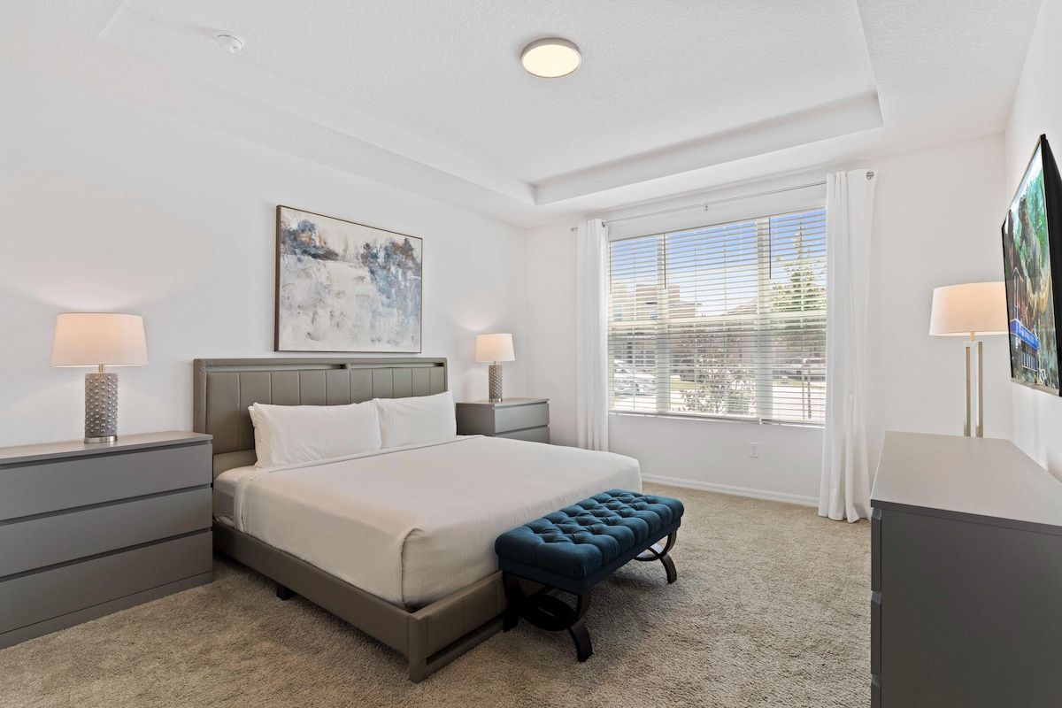 Majestic Bedroom of the Home in Kissimmee - Comfy Bed with soft pillows and Neat and Clean Linen - Large windows with Mesmerizing views - Majestic table lamps - Smart TV and Netflix available