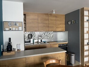 Fridge, microwave, dishwasher, coffee/tea maker - Appartement Bien Équipé Spacieux Près de Paris (Ivry-sur-Seine)