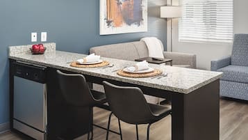 50-吋智慧型電視、有線頻道、Netflix、串流服務