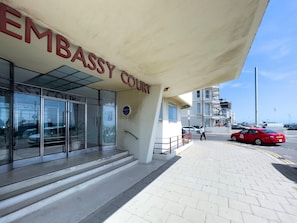3 bedrooms - Deco Seafront - Seafront Apartment - Sleeps up to 6 (Brighton)