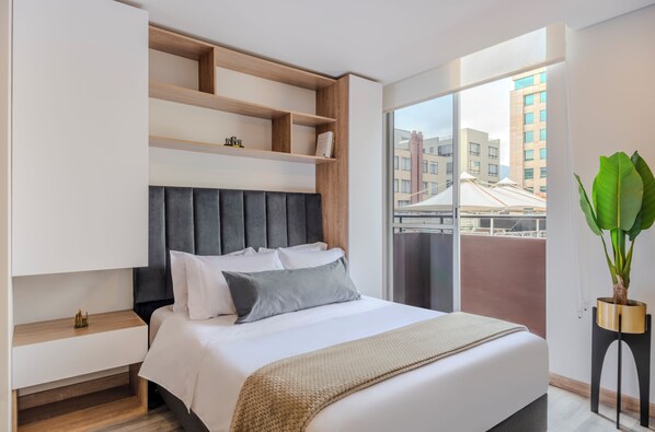 Schreibtisch, Bügeleisen/Bügelbrett, Bettwäsche