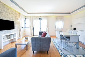 TV - 3BR Behind the Beach with Mamad by HolyGuest (Tel Aviv)