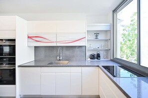 Kühlschrank, Mikrowelle, Herdplatte, Geschirrspüler