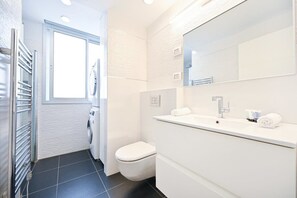Dusche, Haartrockner, Handtücher