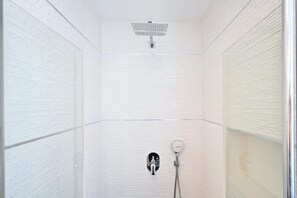 Douche, sèche-cheveux, serviettes fournies, papier toilette
