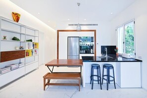 Kjøleskap, mikrobølgeovn, ovn og kokeplater