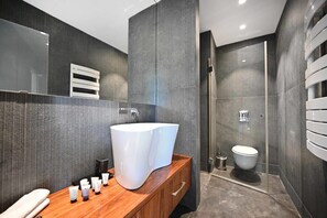 Dusche, Haartrockner, Handtücher, Toilettenpapier
