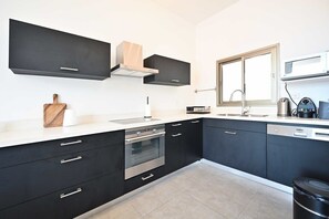Kylskåp, mikrovågsugn, ugn och spishäll