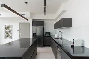 Frigorifero, microonde, forno, piano cottura