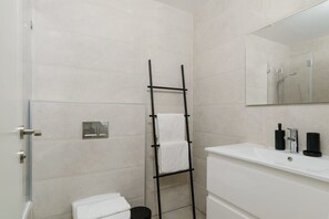 Douche, sèche-cheveux, serviettes fournies
