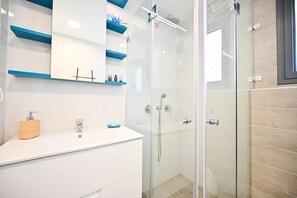Shower, hair dryer, towels