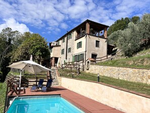 Outdoor pool - Stunning villa with private pool, panoramic views, walk to medieval village (Toscana)