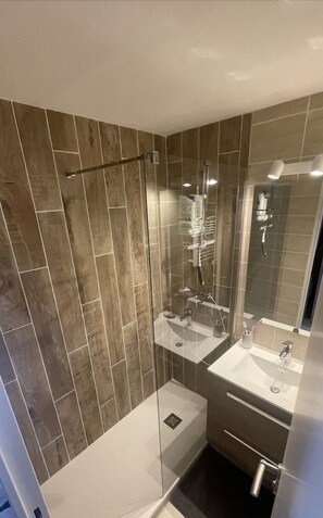 Dusche, Haartrockner, Toilettenpapier