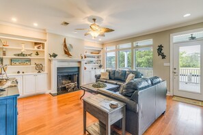 Smart TV, fireplace, ping pong - Relax! Unwind! Get In A Flip Flop State Of Mind! (Pass Christian)