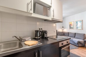 Køleskab, mikrobølgeovn, ovn, kaffe-/temaskine