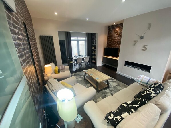 TV, fireplace