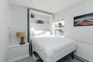 2 makuuhuonetta, työpöytä, silitysrauta/-lauta, ilmainen Wi-Fi