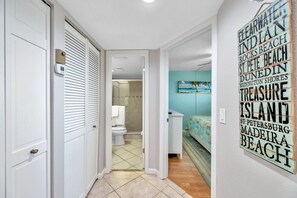 2 chambres, bureau, fer et planche à repasser, lit parapluie