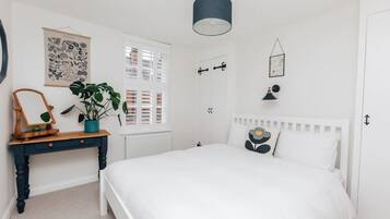 3 bedrooms, desk, iron/ironing board, free WiFi