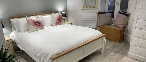 3 bedrooms, desk, iron/ironing board, free WiFi