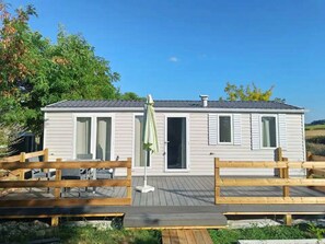 Terrace/patio - A tranquil retreat in the countryside of SW France. Ideal base for wine lovers. (Lévignac-de-Guyenne)