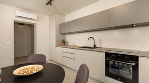 Fridge, oven, stovetop, dishwasher