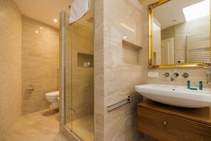 Appartement Deluxe | Salle de bain | Articles de toilette (gratuits), séchoir à cheveux, serviettes fournies
