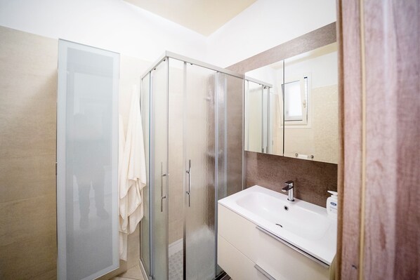 A modern bathroom with a glass shower enclosure, a white sink, and a large mirror. - Perle Del Mare - Perla a 70m Dalla Spiaggia Maldive del Salento Area (Salve)