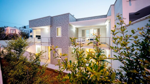 A modern two-story house with a balcony, large windows, and a well-lit interior. - Perle Del Mare - Perla a 70m Dalla Spiaggia Maldive del Salento Area (Salve)