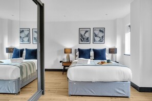 低刺激性寝具、客室ごとに異なる装飾、客室ごとに異なるインテリア、ノートパソコン用作業スペース