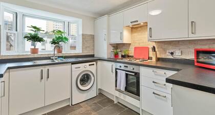 Seabright Townhouse- Super Stylish House- Parking for one Car- Sleeps up to 12
