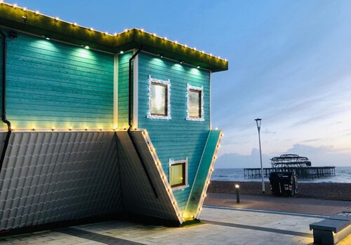 Seabright Townhouse- Super Stylish House- Parking for one Car- Sleeps up to 12